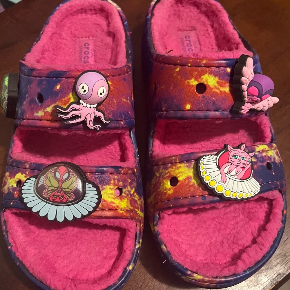 Cute Crocs! Size women’s 7/ men’s 5